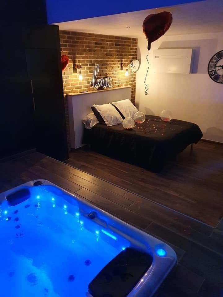 Chambre avec jacuzzi – Ferriere-la-grande (59)